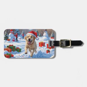 Labradorhund springer i snö med julhatt bagagebricka