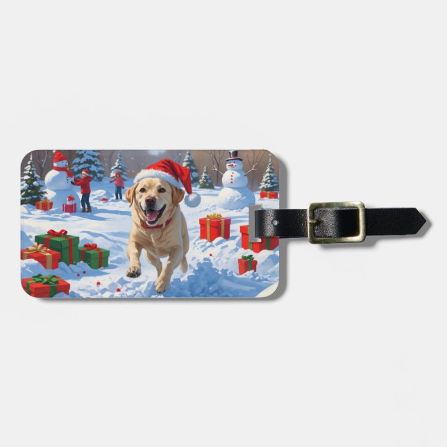 Labradorhund springer i snö med julhatt bagagebricka (Horisontell Framsida)