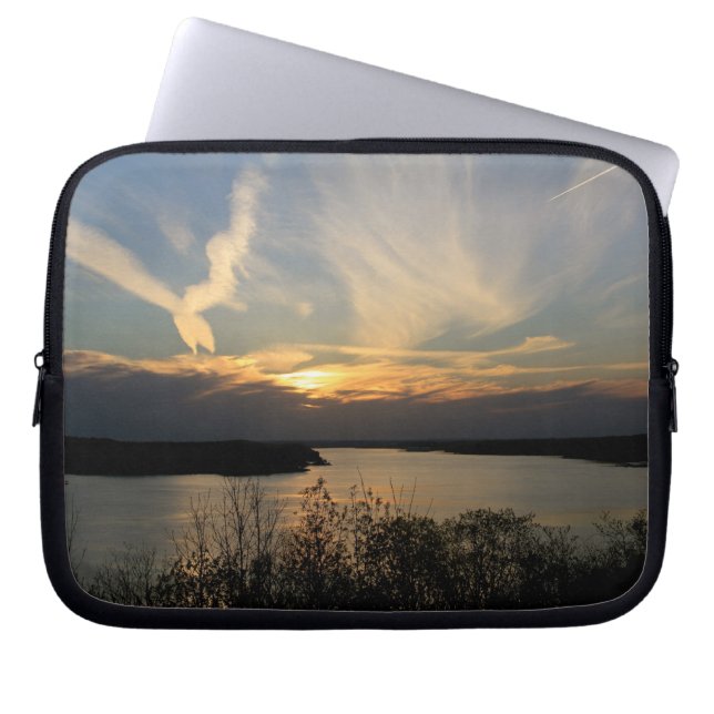 LABTOP SLEEVE SJÖ I OZARKS (Framsidan)