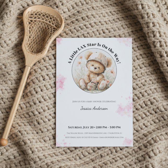 Lacrosse Baby Shower Invitation for Girl Julkort (Baby shower uitnodiging met lacrosse beer en houten stick op beige gebreide deken.)