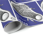 Lacrosse Birthday Gift Wrapping Papper Presentpapper<br><div class="desc">Lacrosse-presentfigursättning med lax stick-stift och grattis på födelsedagen-linje på blå bakgrund. Redigera text om du vill lägga till namn i sportfantast för spelare,  tränare eller team.</div>