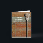 Lacrosse födelsedagskort kort<br><div class="desc">Lacrosse födelsedagskort för lax spelare,  tränare eller team sport fan med lacrosse pinne design och rolig vägg boll borr linje.</div>