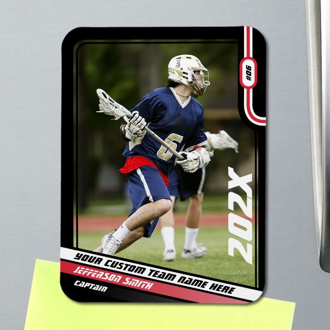 Lacrossespelarens byteskort i svart rött magnet (Lacrosse Player Magnet in Black with Custom Team Name and Red White Elements)