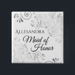 Lacy Curses bröllop i Namn bricka Maid of honor Si Knapp<br><div class="desc">Identifiera spelarna i nyckel vid din möhippa, bröllop eller repetitionsmiddag med vår elegant, Silver Faux Foil-knappar. Designat att koordinera med Silver Foil Elegant bröllop Suite har den här knappen en Silver-faux-folie som blomstrar på vit bakgrund med svart text som läser Maid of honor och ställe för att komma in i...</div>