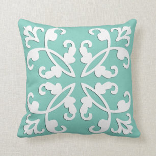 Lacy cutwork - vit över seafoamgrönt kudde