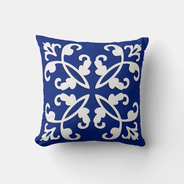 Lacy cutwork - white over lapis blue kudde (Framsida)