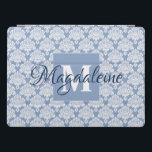 Lacy Dusty Blue Damask Monogram och Namn Feminine iPad Pro Skydd<br><div class="desc">Det här vackra iPad-fallet har ett klassiskt vitt dammmönster över en ljusblå grått-bakgrund. Utformningen är personlig med ett första monogram brev och ett anpassade namn. Perfekt till arbete eller skola,  eller en kvinna som vill ha en söt feminin fodral med en enkel utformning av eleganten.</div>