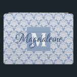 Lacy Dusty Blue Damask Monogram och Namn Feminine iPad Pro Skydd<br><div class="desc">Det här vackra iPad-fallet har ett klassiskt vitt dammmönster över en ljusblå grått-bakgrund. Utformningen är personlig med ett första monogram brev och ett anpassade namn. Perfekt till arbete eller skola,  eller en kvinna som vill ha en söt feminin fodral med en enkel utformning av eleganten.</div>