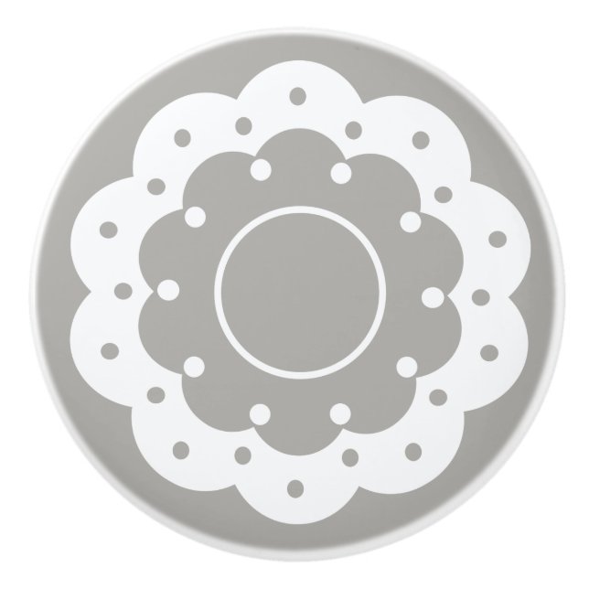 Lacy white cutout, titta på grått knopp (Framsidan)