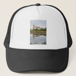 Lada reflekterad i vattnet keps