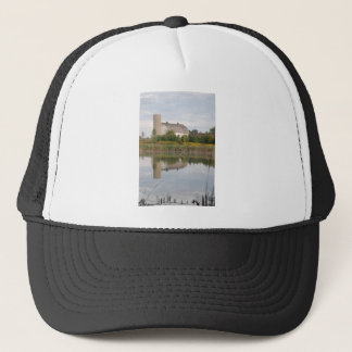 Lada reflekterad i vattnet keps