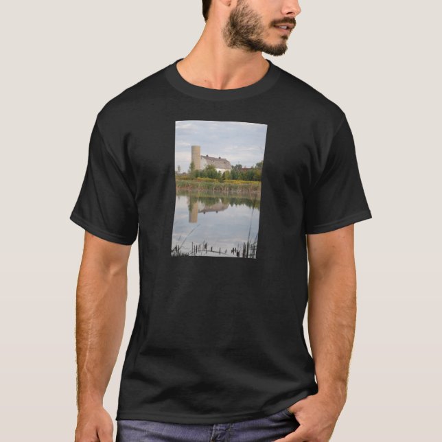Lada reflekterad i vattnet tee (Framsida)