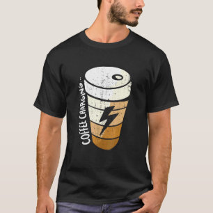Ladda batteriljusmatningskaffen Kopp T Shirt