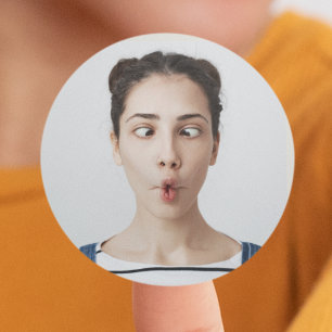 Ladda upp ditt roliga ansiktsfoto selfie runt klistermärke