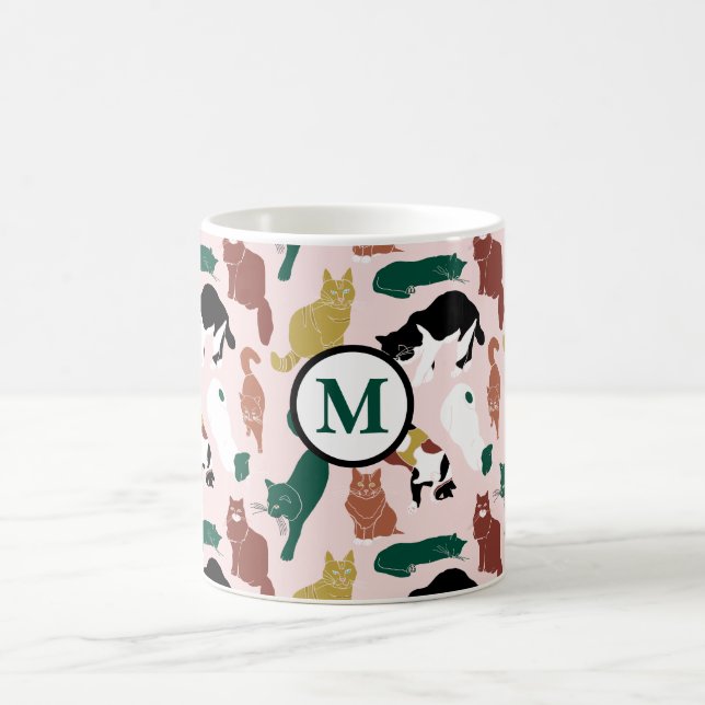 Laddande handdragna katter på rosans bakgrund kaffemugg (Center)