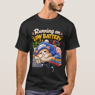 Laddar på Låg Batteri Katt – Rolig Sömnig Katt Låg T Shirt