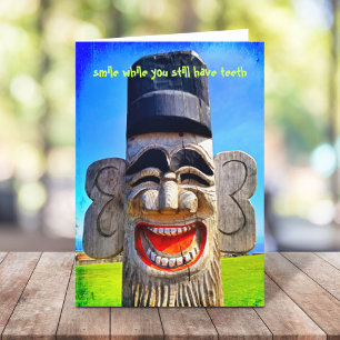 Laddar Totem Ansikte Smile medan du har tjugonde Kort