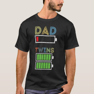 Laddning av lågbatteriladdade Pappa-Twillingar med T Shirt