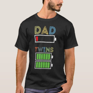 Laddning av lågbatteriladdade Pappa-Twillingar med T Shirt