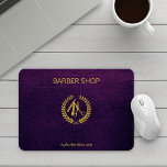 Läderutseende i lila i lyxbarber (guld) musmatta<br><div class="desc">Barber-butiksmusslor med sax av faux guld-logotyp och barber-skript på lila indigo elegant-läderbakgrund</div>