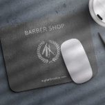 Läderutseende i silver mörk grått  (lyxbuber) musmatta<br><div class="desc">Barber-butiksmusslor med faux-silver-metallsaxar logotyp och barber-skript på mörk grått-läderbakgrund</div>