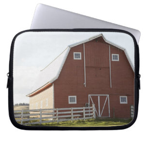 Ladugården i lantligt landskap laptop sleeve