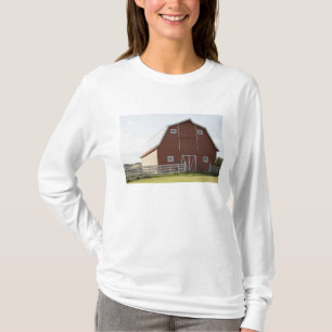 Ladugården i lantligt landskap t-shirt