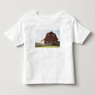 Ladugården i lantligt landskap t-shirt