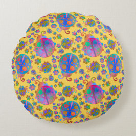 Lady Bugs Amongst the Flowers on a Midsummer Day Rund Kudde