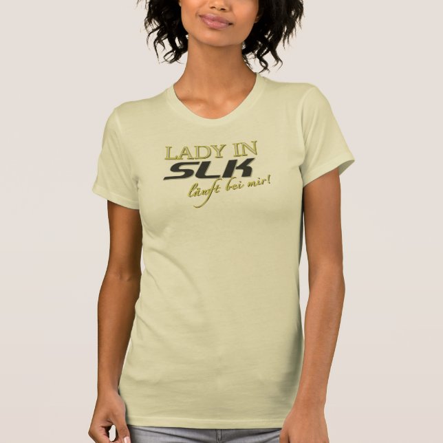 Lady in SLK Mercedes - läuft bei mir T Shirt (Framsida)
