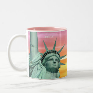 Lady Liberty på rosa himmel Två-Tonad Mugg