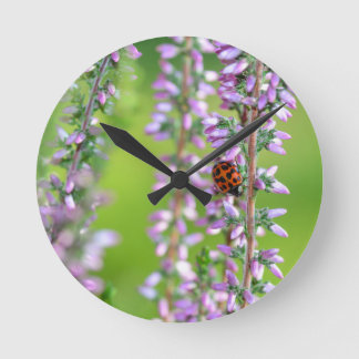 Ladybird auf lila Blume - Rund Klocka