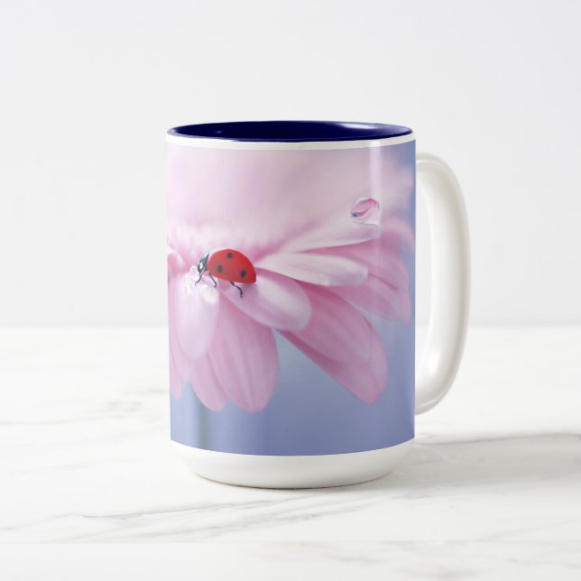 Ladybug och Rosa Gerbera Daisy Two Tone Mugg (Framsida höger)