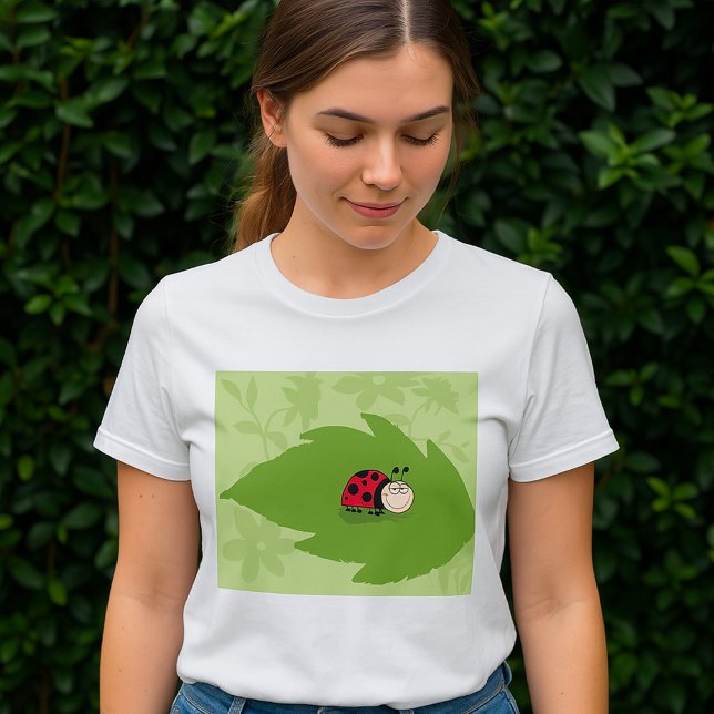 Ladybug On A Leaf Womens T-Shirt (Skapare uppladdad)