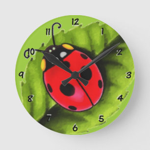 Ladybug på en Löv Rund Klocka