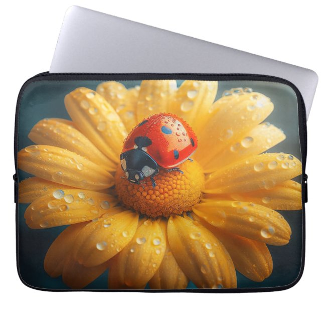 Ladybug på ett gult-blommmakro laptop fodral (Framsidan)