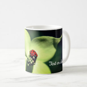Ladybug på Personligen Dogwood Flower Kaffemugg
