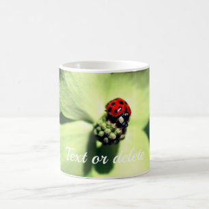 Ladybug på Personligen Dogwood Flower Kaffemugg