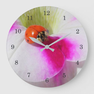 Ladybug på petunia stor klocka