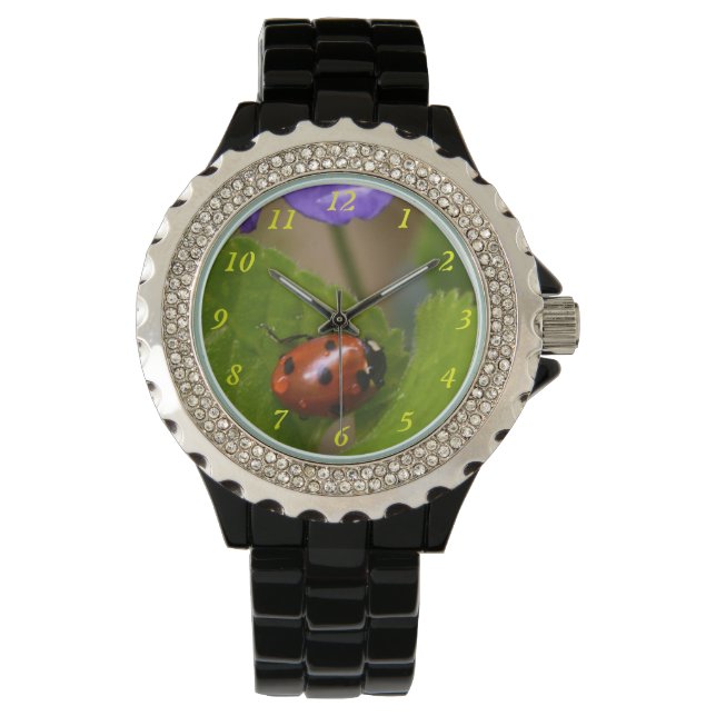 Ladybug på Sweet Violet Flowers Armbandsur (Framsida)