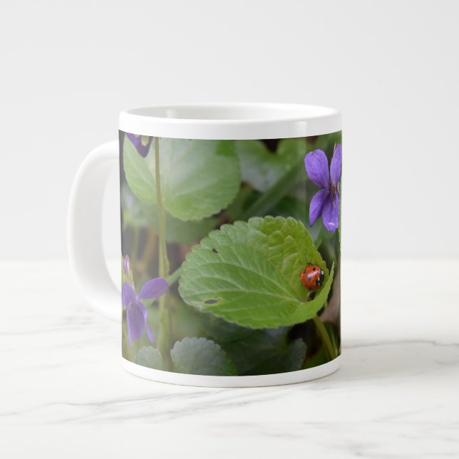 Ladybug på Sweet Violet Flowers Jumbo Mugg (Framsida vänster)