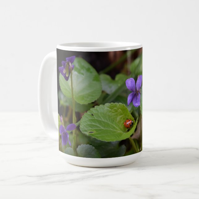 Ladybug på Sweet Violet Flowers Kaffemugg (Framsida vänster)