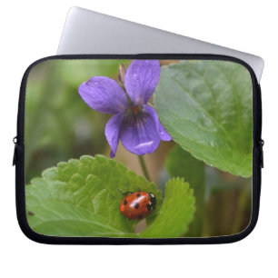 Ladybug på Sweet Violet Flowers Laptop Fodral