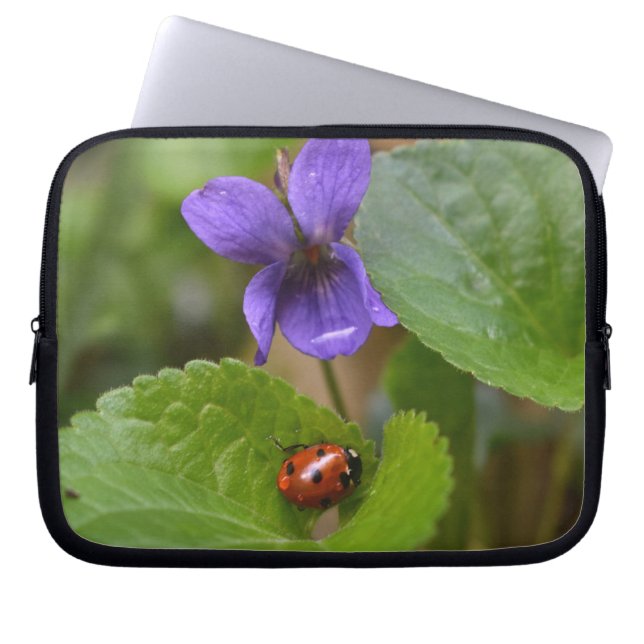 Ladybug på Sweet Violet Flowers Laptop Fodral (Framsidan)