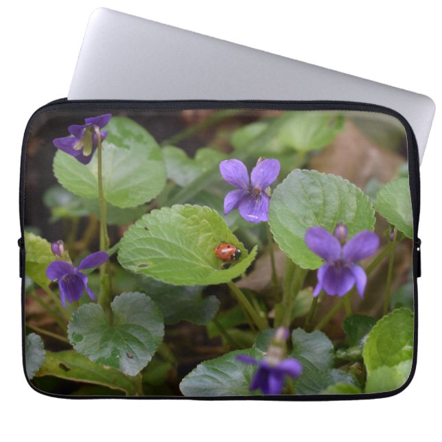 Ladybug på Sweet Violet Flowers Laptop Fodral (Framsidan)