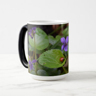 Ladybug på Sweet Violet Flowers Magisk Mugg