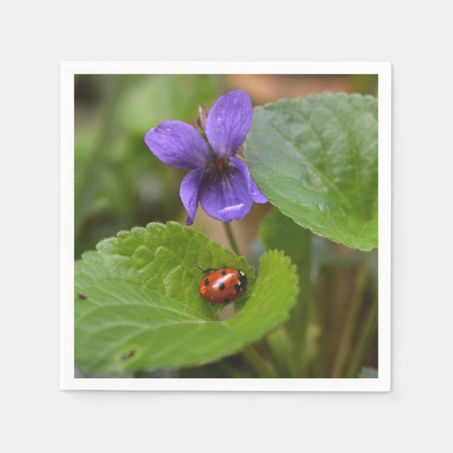 Ladybug på Sweet Violet Flowers Pappersservett (Framsidan)