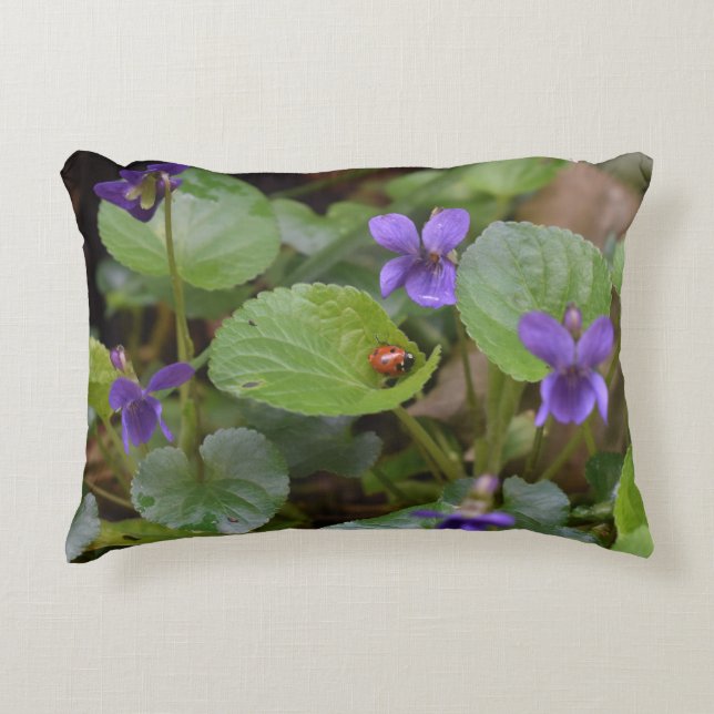 Ladybug på Sweet Violet Flowers Prydnadskudde (Framsidan)