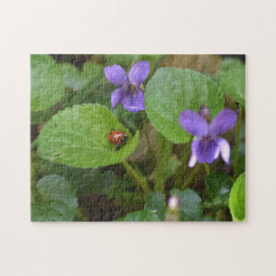 Ladybug på Sweet Violet Flowers Pussel