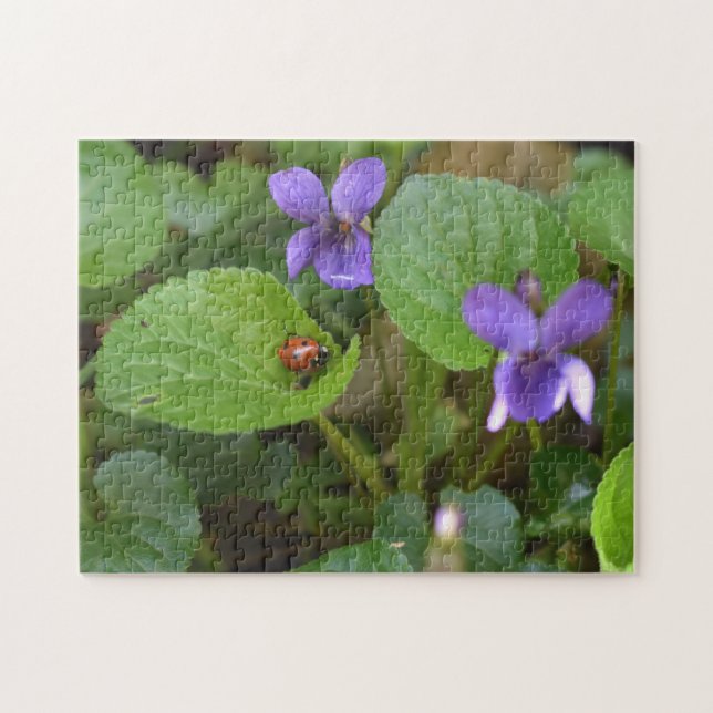 Ladybug på Sweet Violet Flowers Pussel (Horisontell)